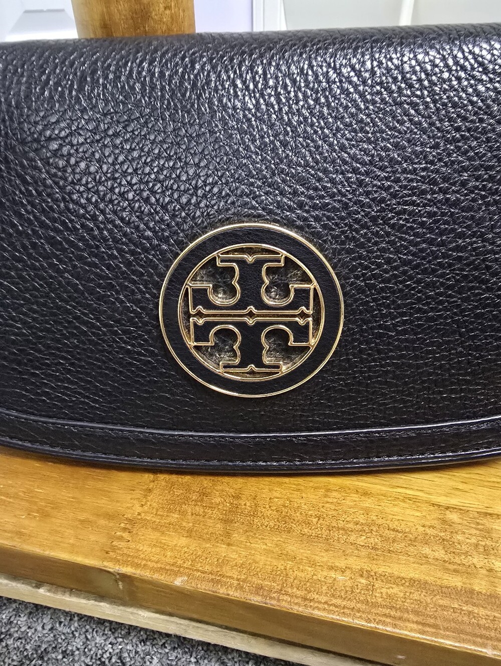 Tory Burch Black Pebbled Leather Amanda Clutch with Gold Logo Medallion - Picture 2 of 8